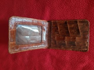 Bolso de piel marrón con billetera