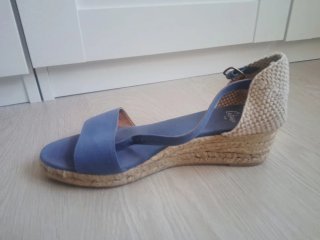 Sandalias alpargatas Castañer color azul.