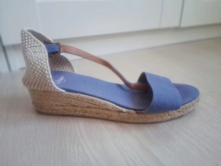 Sandalias alpargatas Castañer color azul.