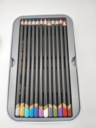 Derwent Chromaflow Set di 36 Matite, Nucleo da 3,5mm e Alta Durezza, Texture Morbida e Facile da Mescolare, Ideale per Disegnare