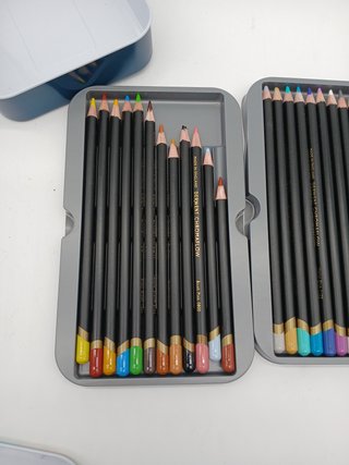 Derwent Chromaflow Set di 36 Matite, Nucleo da 3,5mm e Alta Durezza, Texture Morbida e Facile da Mescolare, Ideale per Disegnare