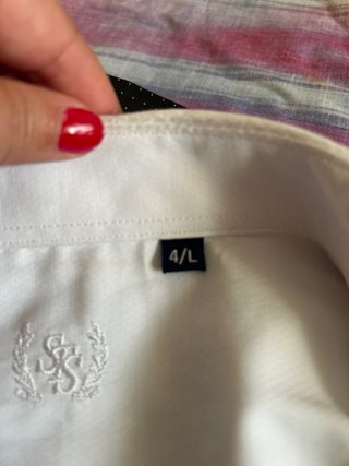 Traje negro con camisa y pajarita