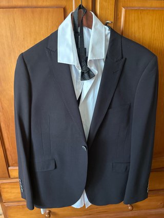 Traje negro con camisa y pajarita