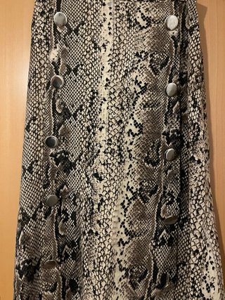 Falda larga Stradivarius estampado serpiente