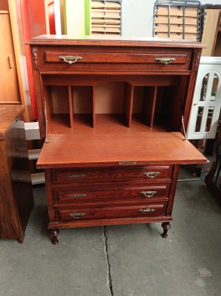 Mueble de madera con cajones