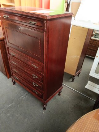 Mueble de madera con cajones