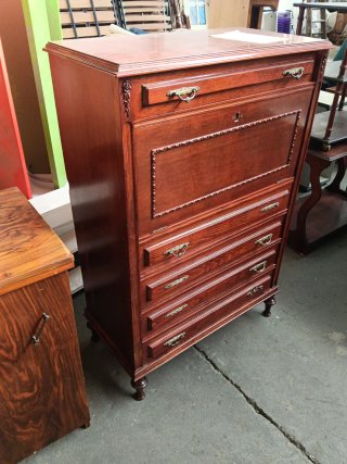 Mueble de madera con cajones