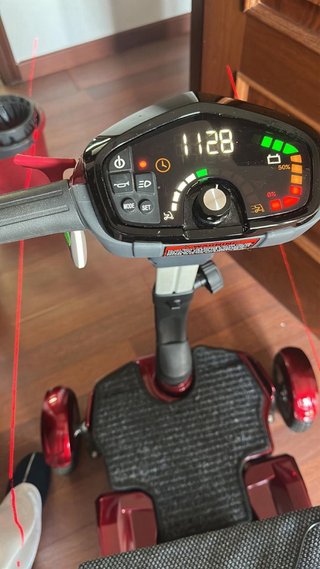 Moto eléctrica 4 ruedas roja