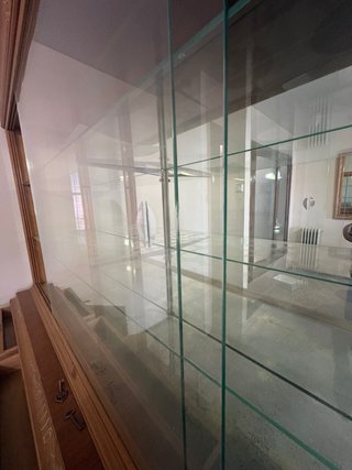 Vitrina antigua de madera y cristal