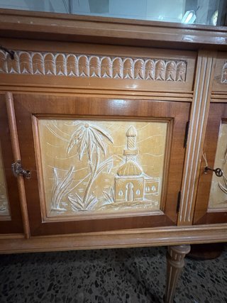 Vitrina antigua de madera y cristal