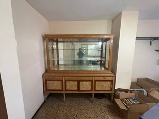 Vitrina antigua de madera y cristal