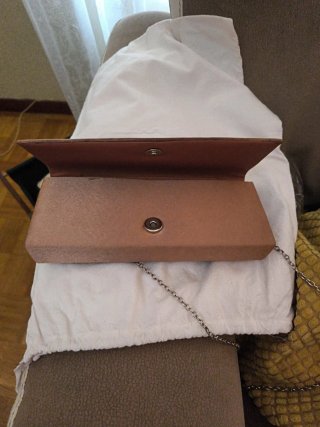 Bolso de mano dorado para fiesta