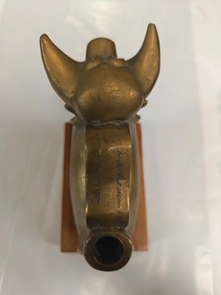 Escultura de bronce toro  con base de madera