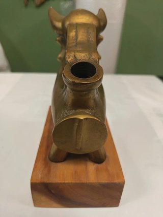 Escultura de bronce toro  con base de madera