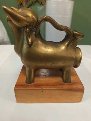 Escultura de bronce toro  con base de madera