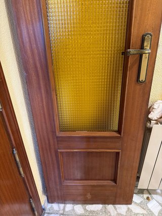 Puerta de madera con cristal