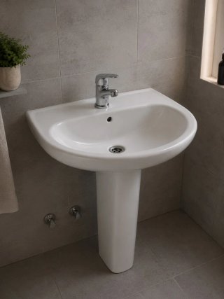 Lavabo con pie blanco y grifería