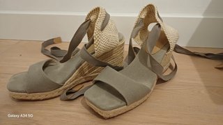 Cuñas de esparto atadas mujer