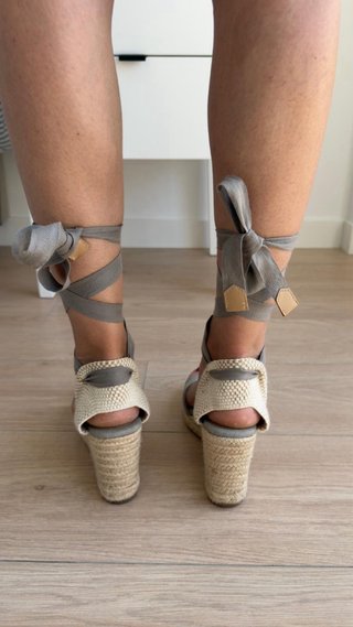 Cuñas de esparto atadas mujer