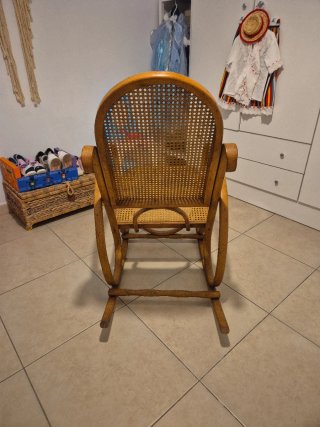 Mecedora de madera y mimbre