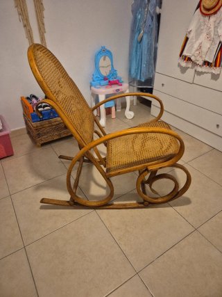 Mecedora de madera y mimbre