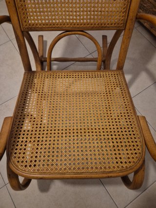 Mecedora de madera y mimbre