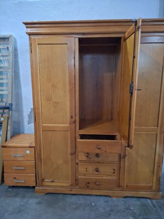 Armadio in legno a 3 ante in stile provenzale