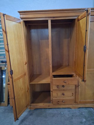 Armadio in legno a 3 ante in stile provenzale