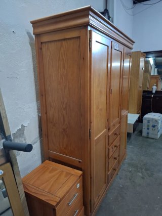 Armadio in legno a 3 ante in stile provenzale