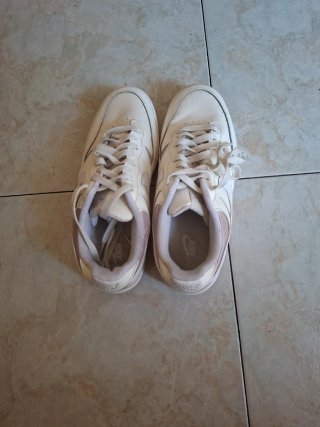 Zapatillas Nike Beige y Blancas