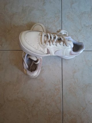 Zapatillas Nike Beige y Blancas