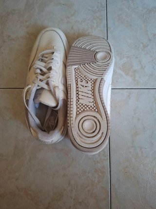 Zapatillas Nike Beige y Blancas