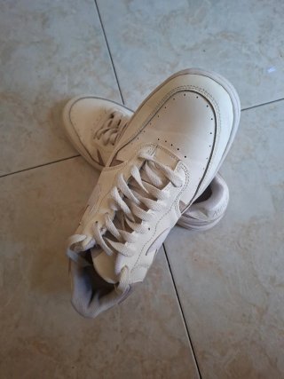 Zapatillas Nike Beige y Blancas