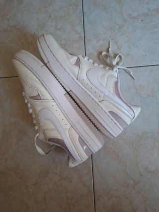 Zapatillas Nike Beige y Blancas