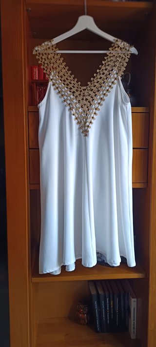 Vestido de fiesta blanco con detalles dorados