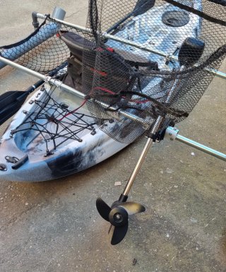 Kayak con motor eléctrico y estabilizadores