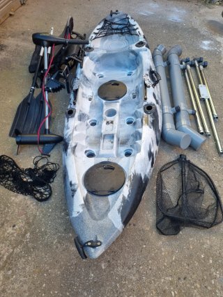 Kayak con motor eléctrico y estabilizadores