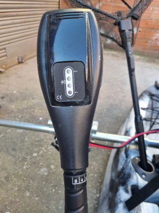 Kayak con motor eléctrico y estabilizadores