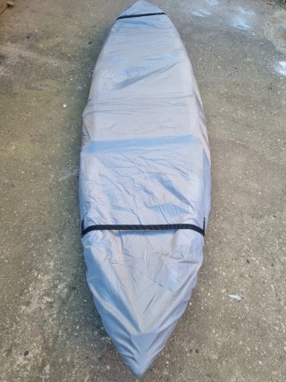 Kayak con motor eléctrico y estabilizadores