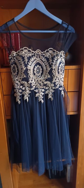 Vestido de fiesta negro y dorado