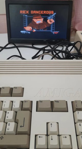 Commodore Amiga 1200 con 4 giochi