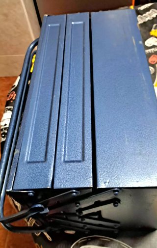 Caja de herramientas metálica azul