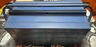 Caja de herramientas metálica azul