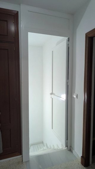 Puerta aluminio con 3 cierres y ventana