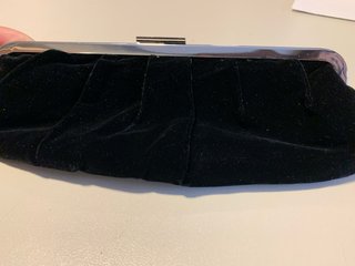 Bolso de mano negro y plateado