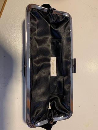 Bolso de mano negro y plateado