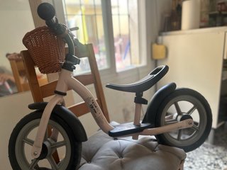 Bicicleta infantil rosa con cesta