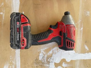 Atornillador de impacto Milwaukee M18
