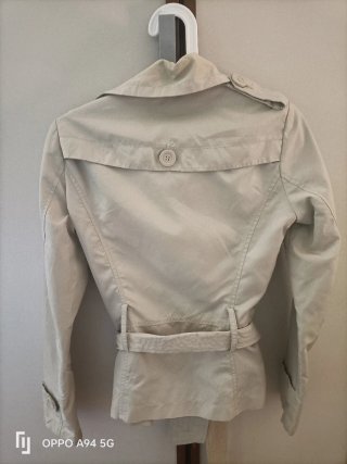 Trench corto Zara mujer beige