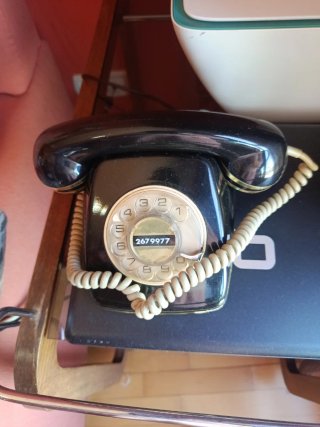 Teléfono antiguo negro con dial
